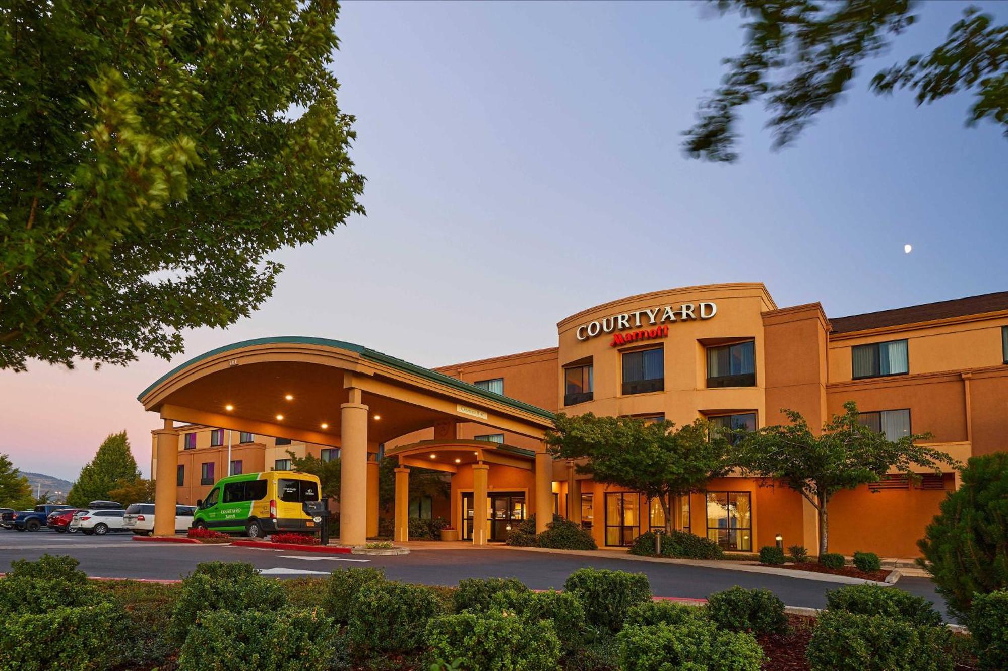 Courtyard Medford Airport Hotell Eksteriør bilde